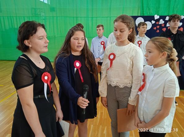 Uroczysty apel z okazji Narodowego Święta Niepodległości w Publicznej Szkole Podstawowej w Karłowicach